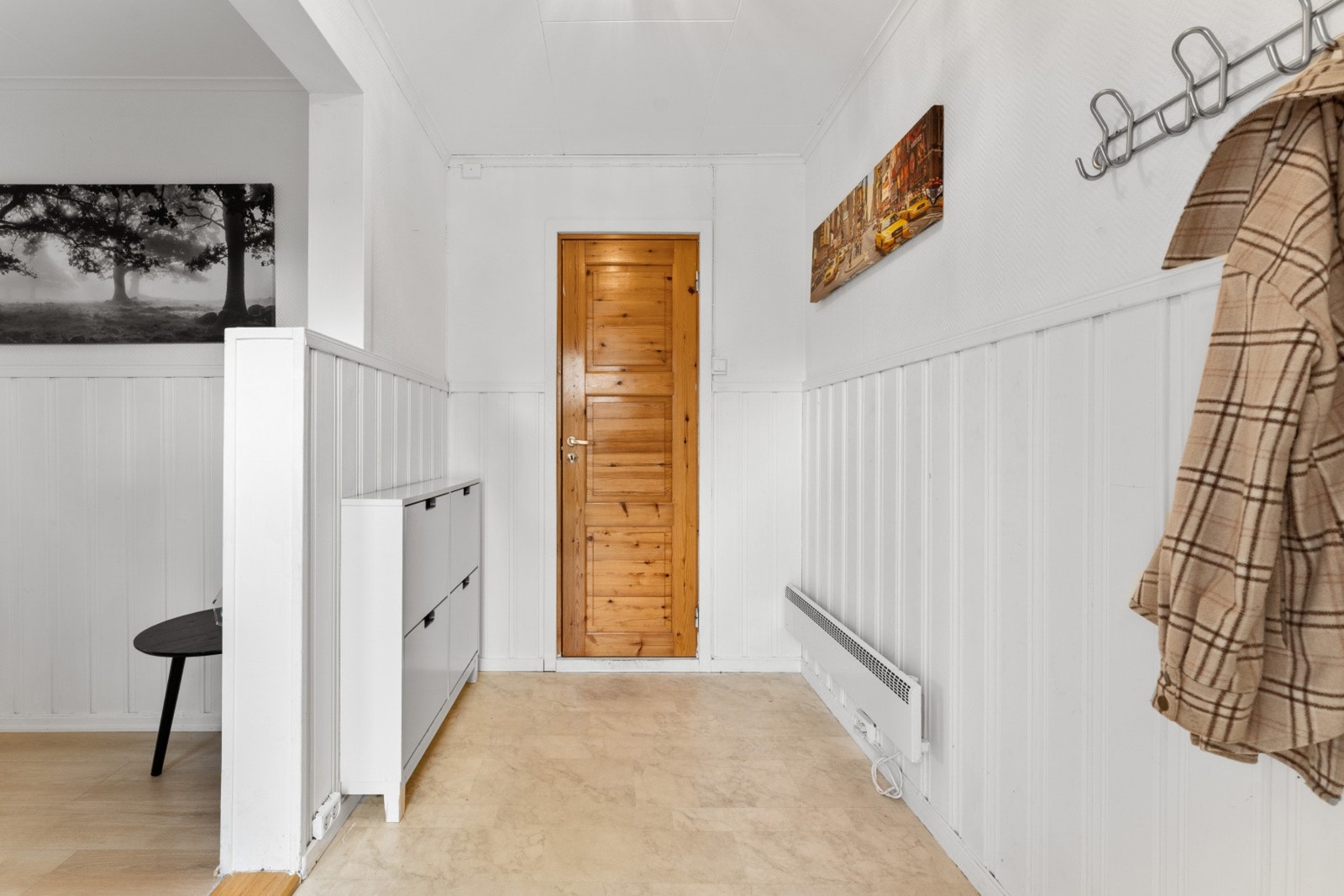 Entré som gir adkomst til boligens øvrige rom i første etasje, inkludert stue, kjøkken og trapp til andre etasje. Galleribilde