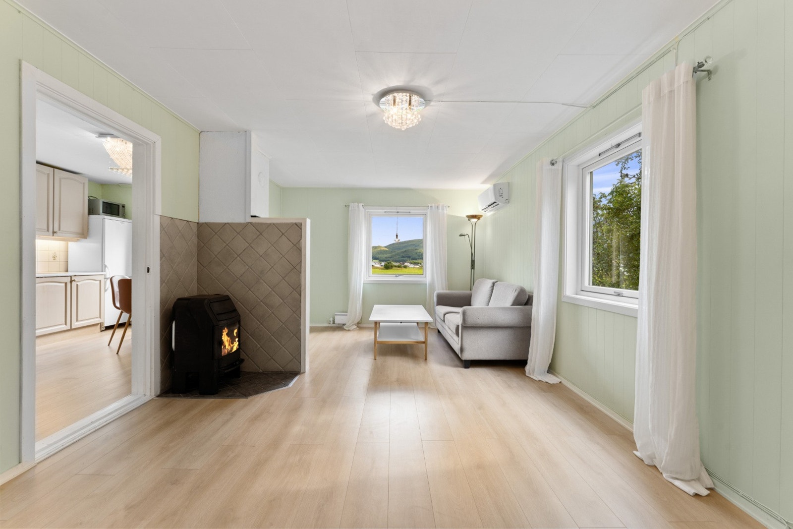 En vedovn er installert i rommet som skaper hygge og gir mulighet for alternativ oppvarming på kalde dager. Galleribilde