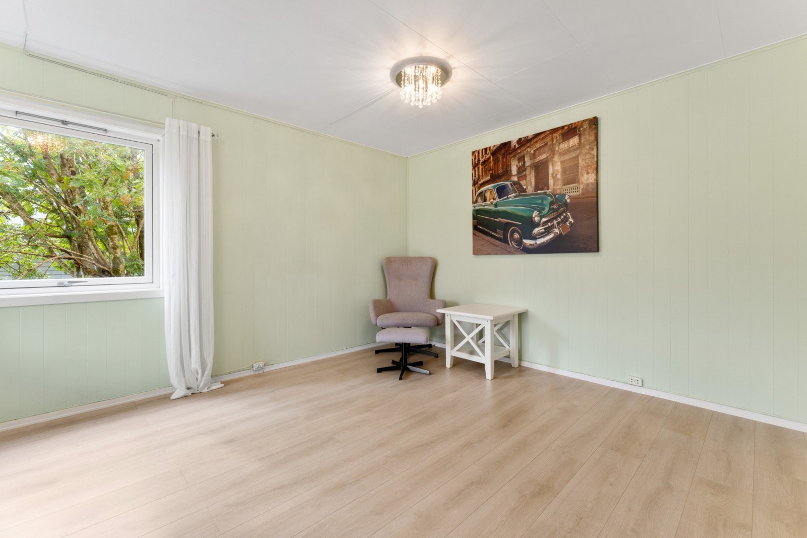 Rommets utforming gjør det fleksibelt med tanke på møblering og bruk, og det fungerer som et naturlig samlingssted i boligen. Galleribilde