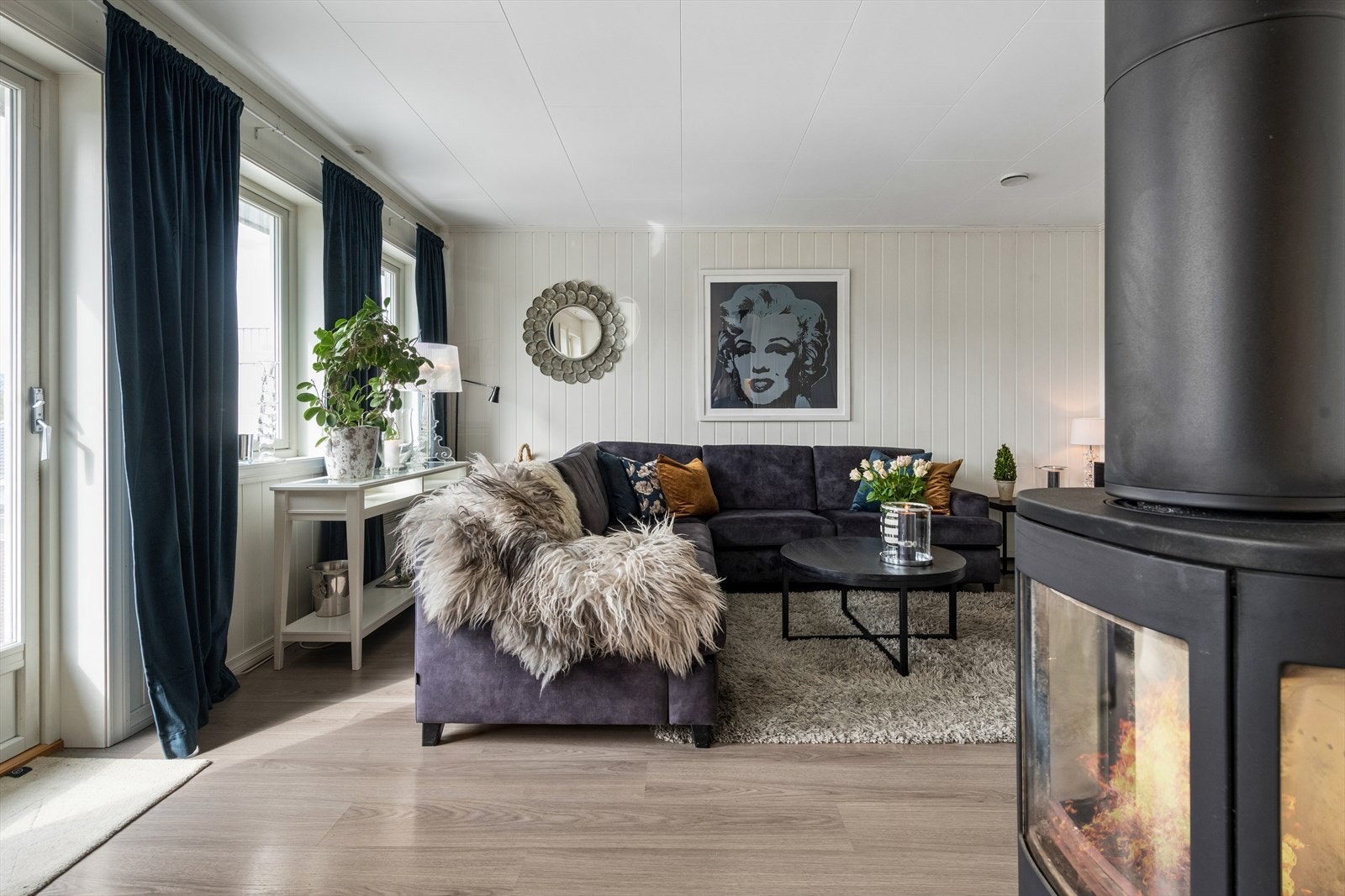 Store vindusflater slipper inn rikelig med dagslys. Galleribilde