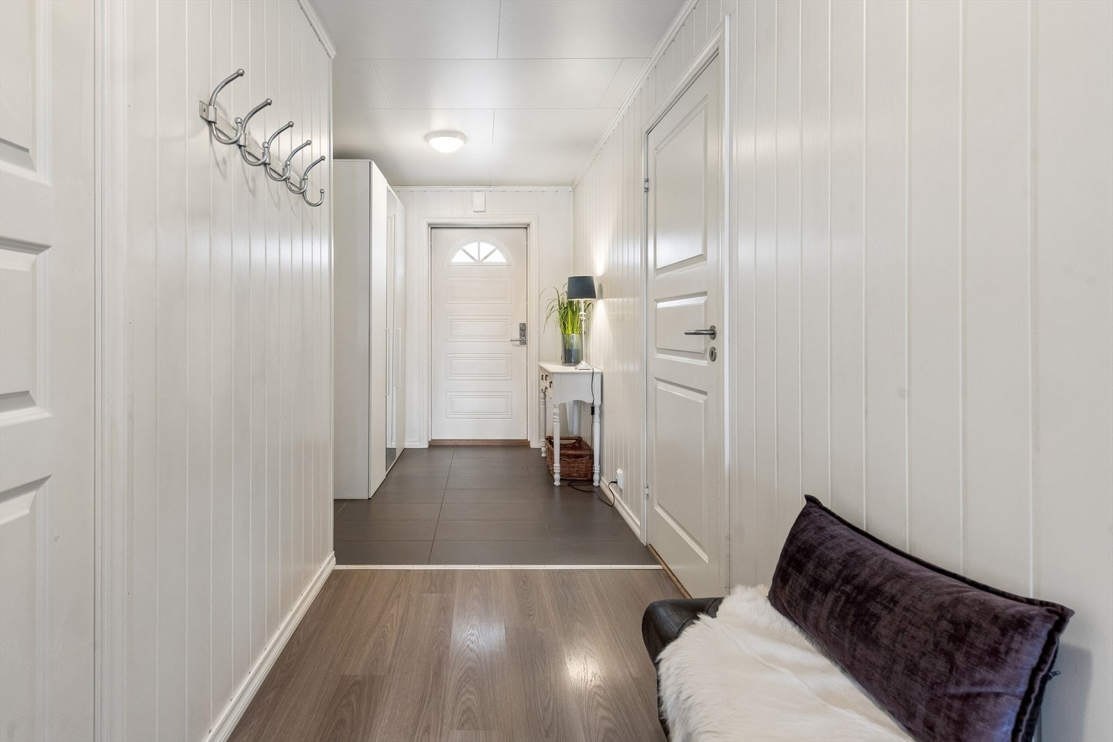 Entré har fliser m/varme i gulv og et garderobeskap. Galleribilde