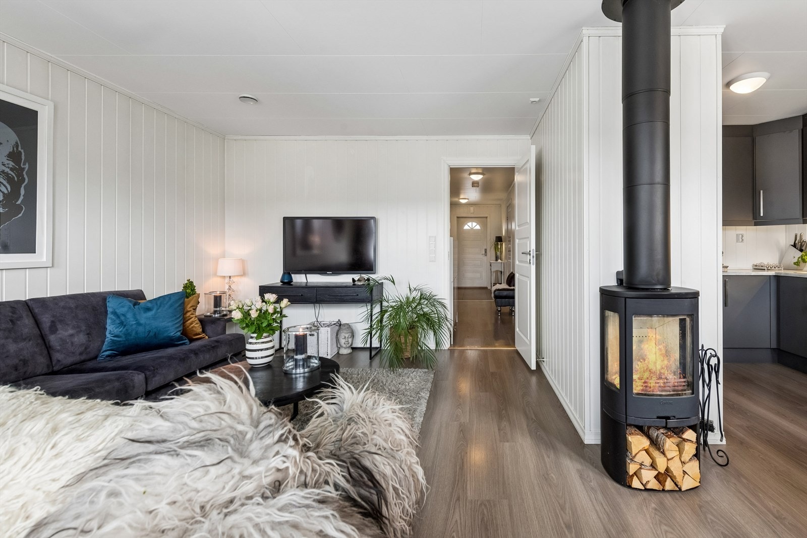 I stuen er også en peisovn, med innsyn fra sofagruppen og spisestuen. Galleribilde