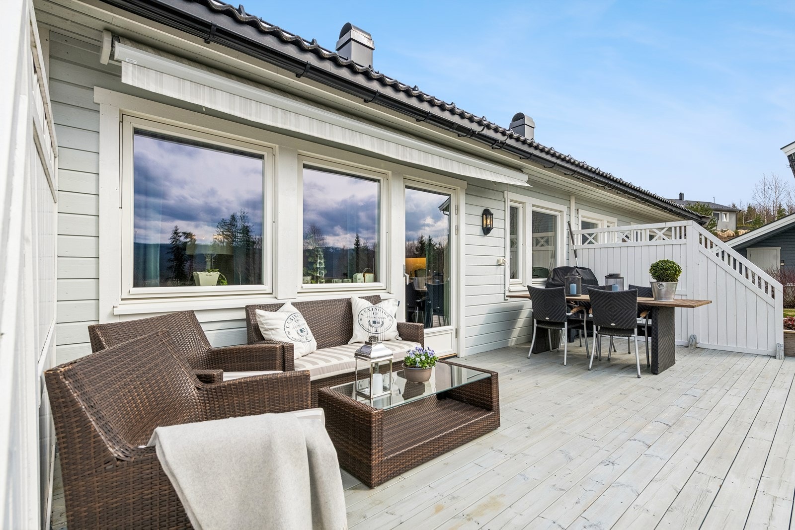 Det er levegger og terrassemarkise. Galleribilde