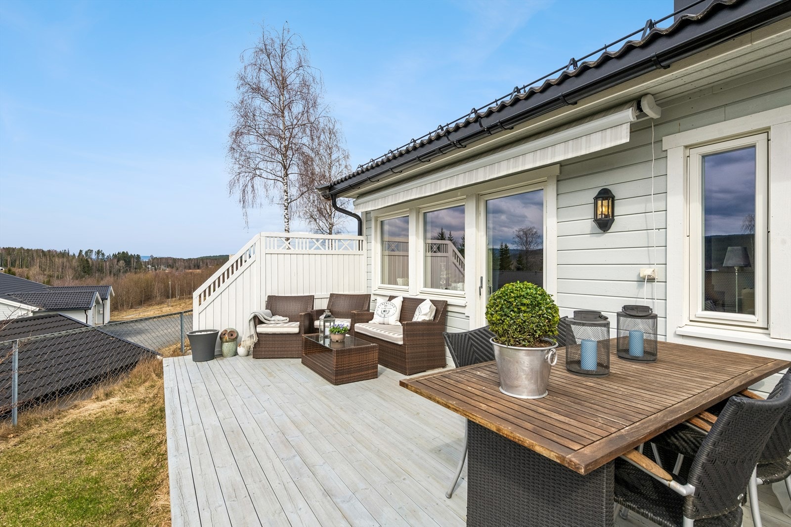 Her er det rikelig med plass for både sittegruppe og spisebord. Galleribilde