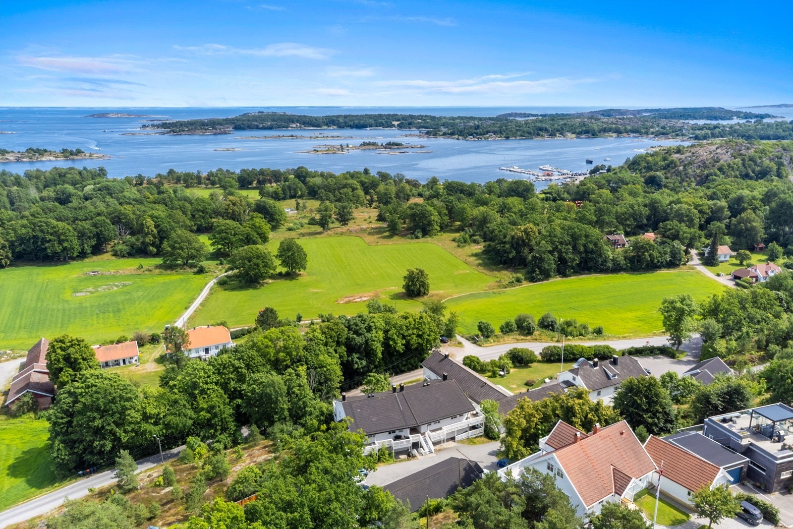 Dette er en lys og innbydende 3-roms leilighet med blant annet 2 soverom og garasjeplass! Galleribilde