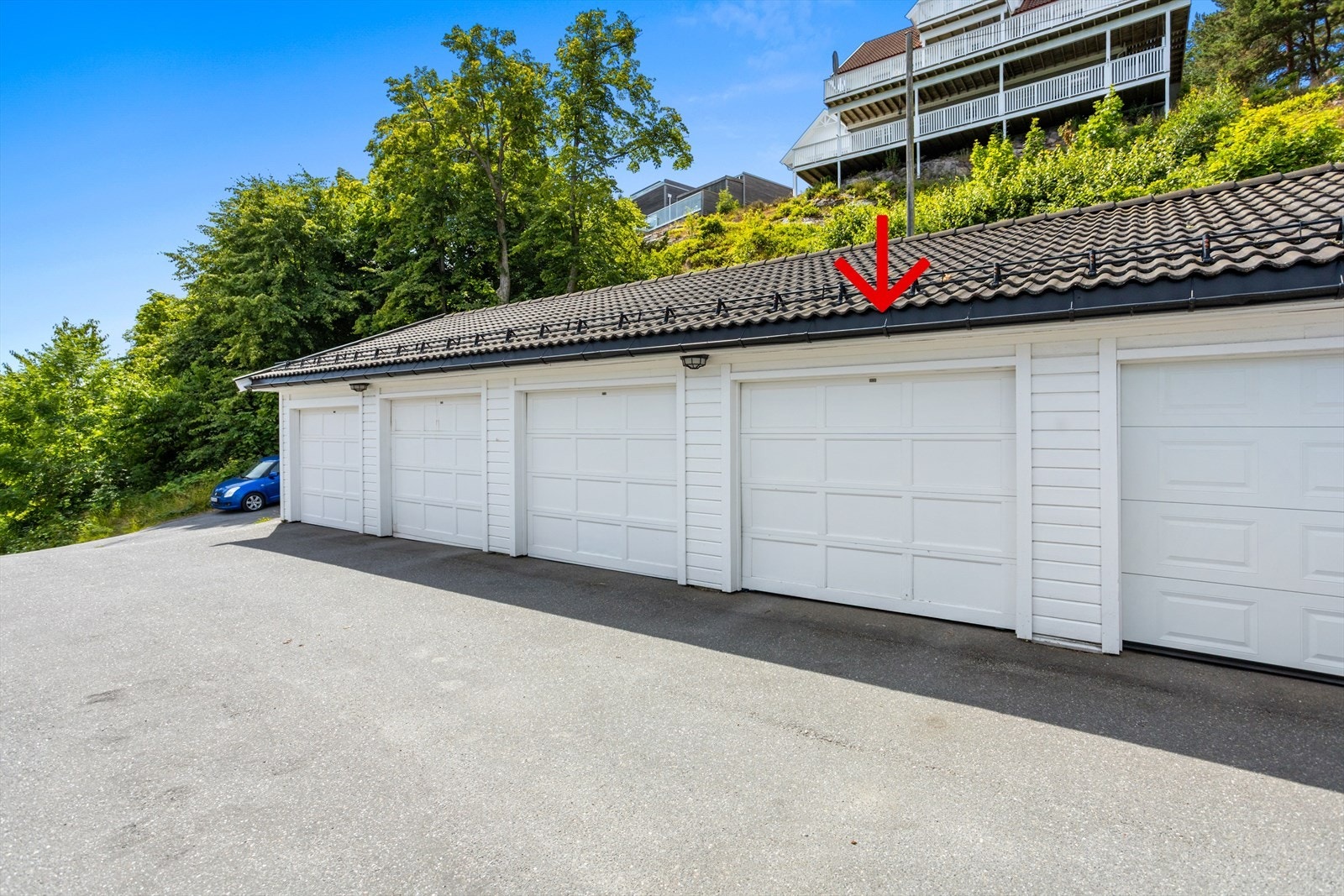 Denne leiligheten har garasjeplass. nr. 4 fra venstre. Galleribilde