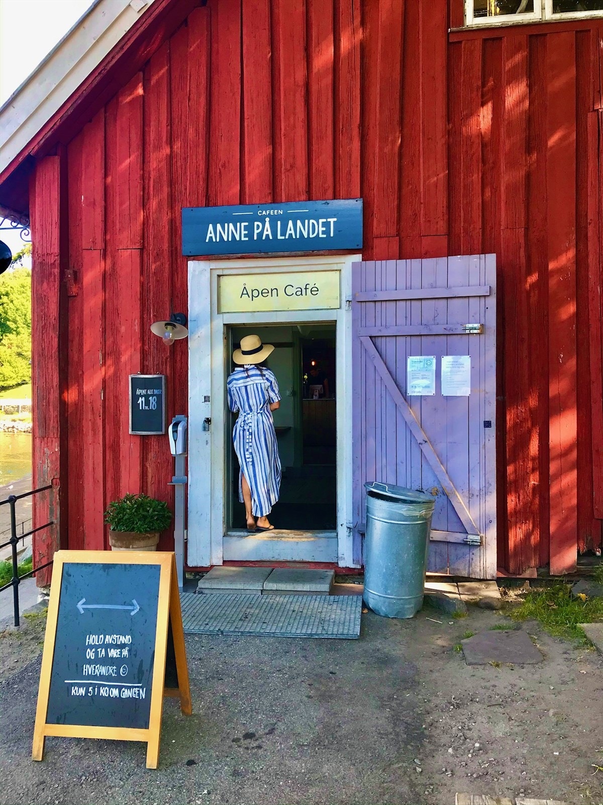 Området byr på en rekke hyggelige spisesteder. Et besøk hos Anne på Lande kan anbefales Galleribilde