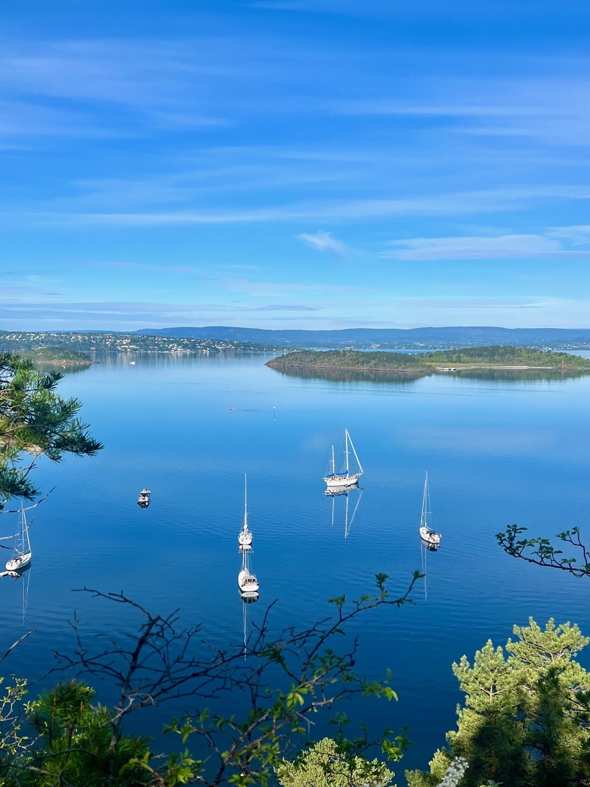 Sjøen og de idylliske øyene ligger i umiddelbar nærhet, klare for å oppleves Galleribilde