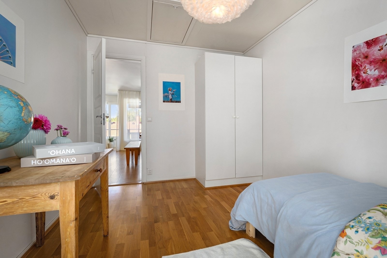 Soverom 2 har adkomst fra stue og luke opp til loft med godt med lagringsplass Galleribilde