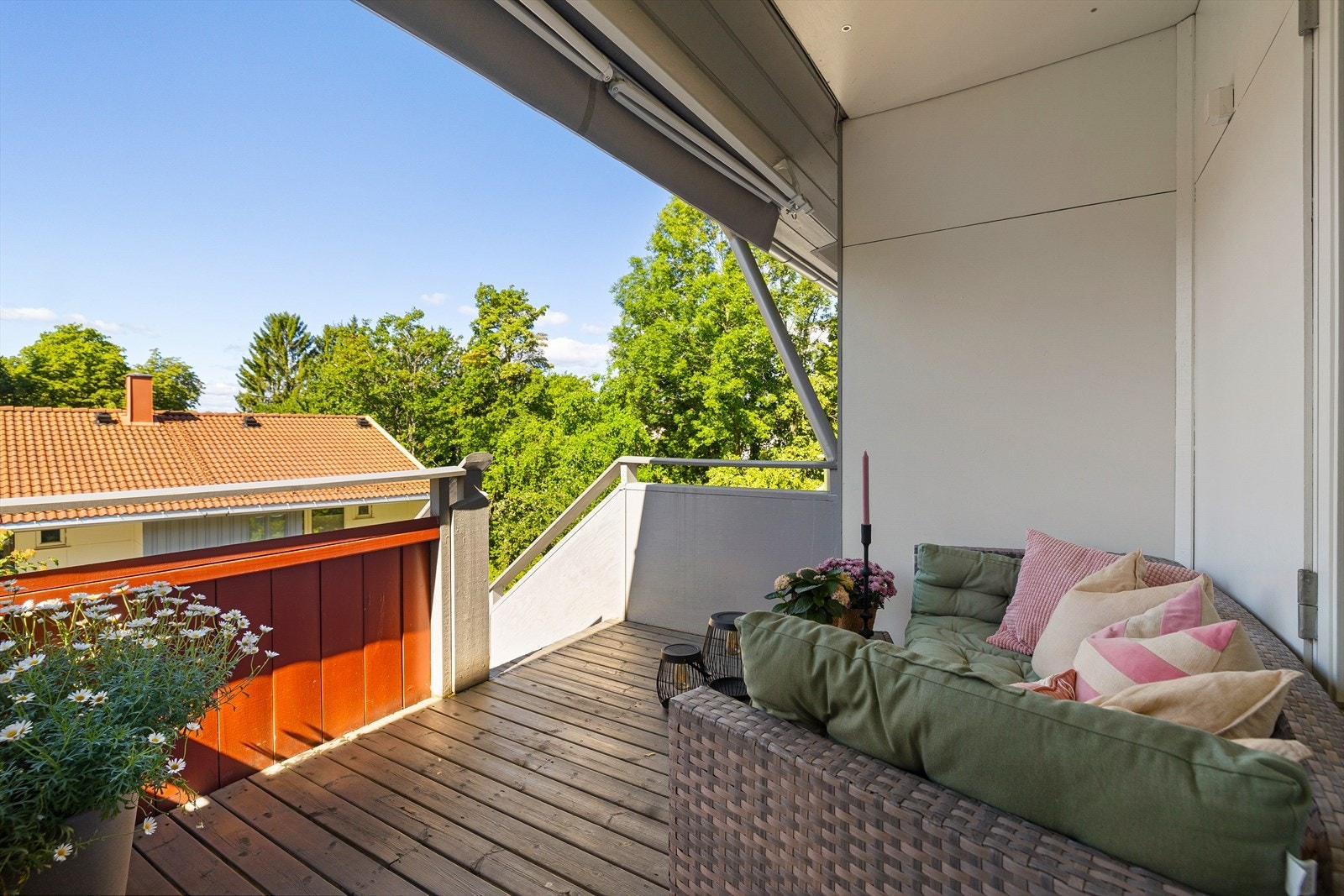 Fra stuen kommer du ut på en hyggelig balkong med sol ut i de sene timer og utsikt mot grøntområdene rundt Galleribilde