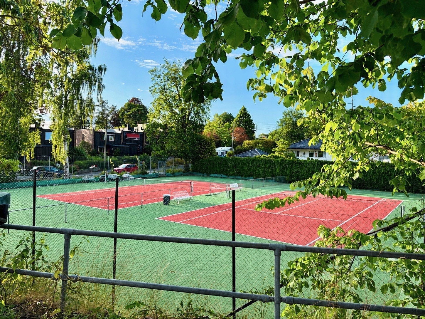Det er flere flotte tennisbaner i nærområdet. Galleribilde