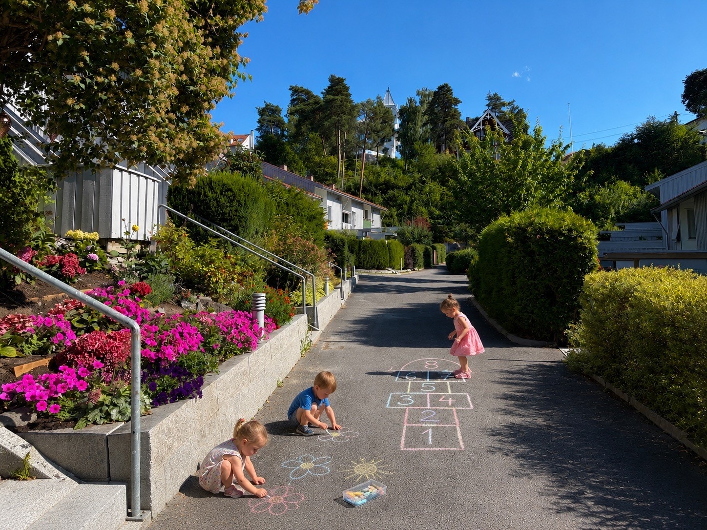Fra terrassen på fremsiden av huset kan man nyte ettermiddagssolen mens man følger med på barna leke på nedsiden av huset Galleribilde