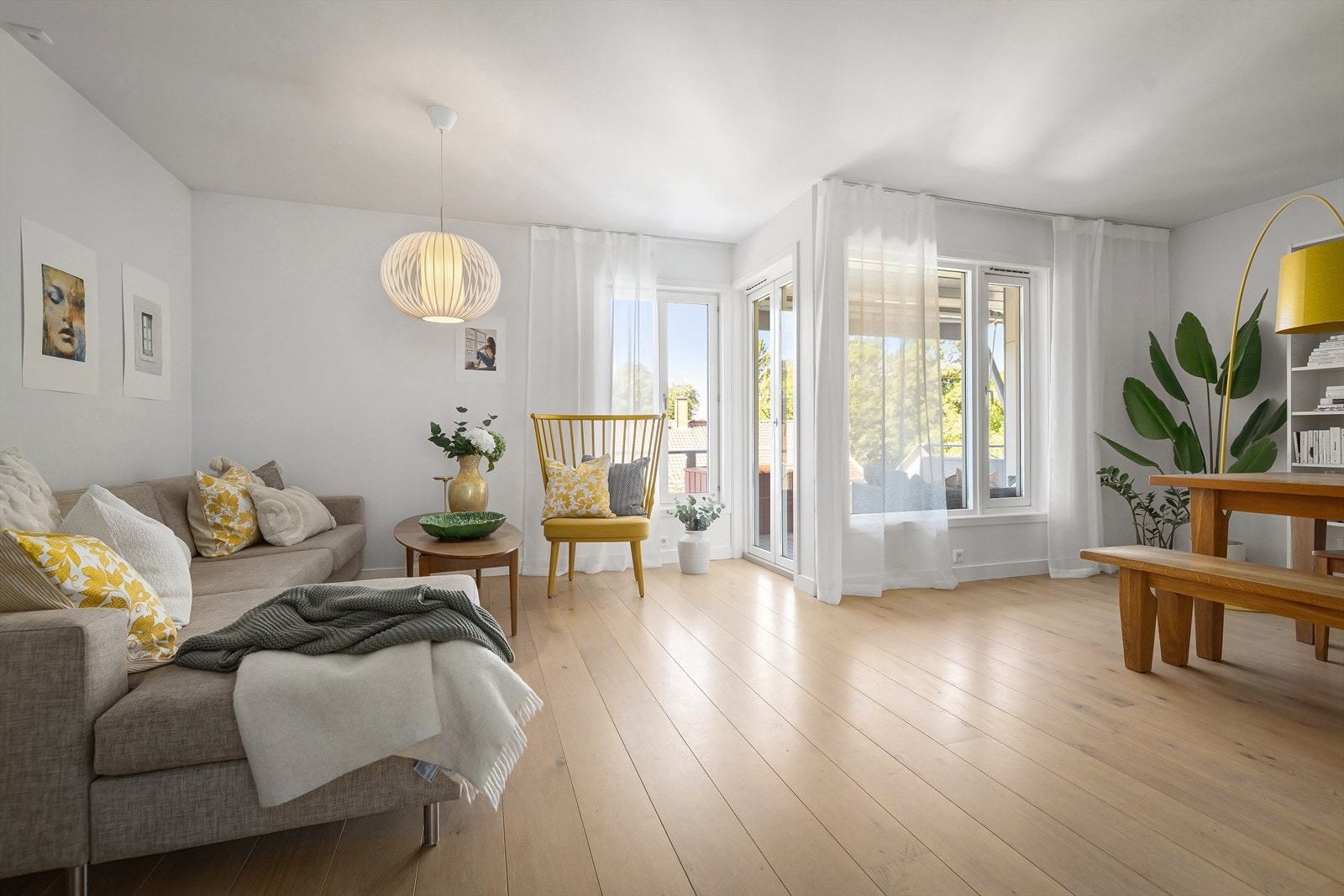 Lys og tiltalende stue med utgang til balkong og terrasse Galleribilde