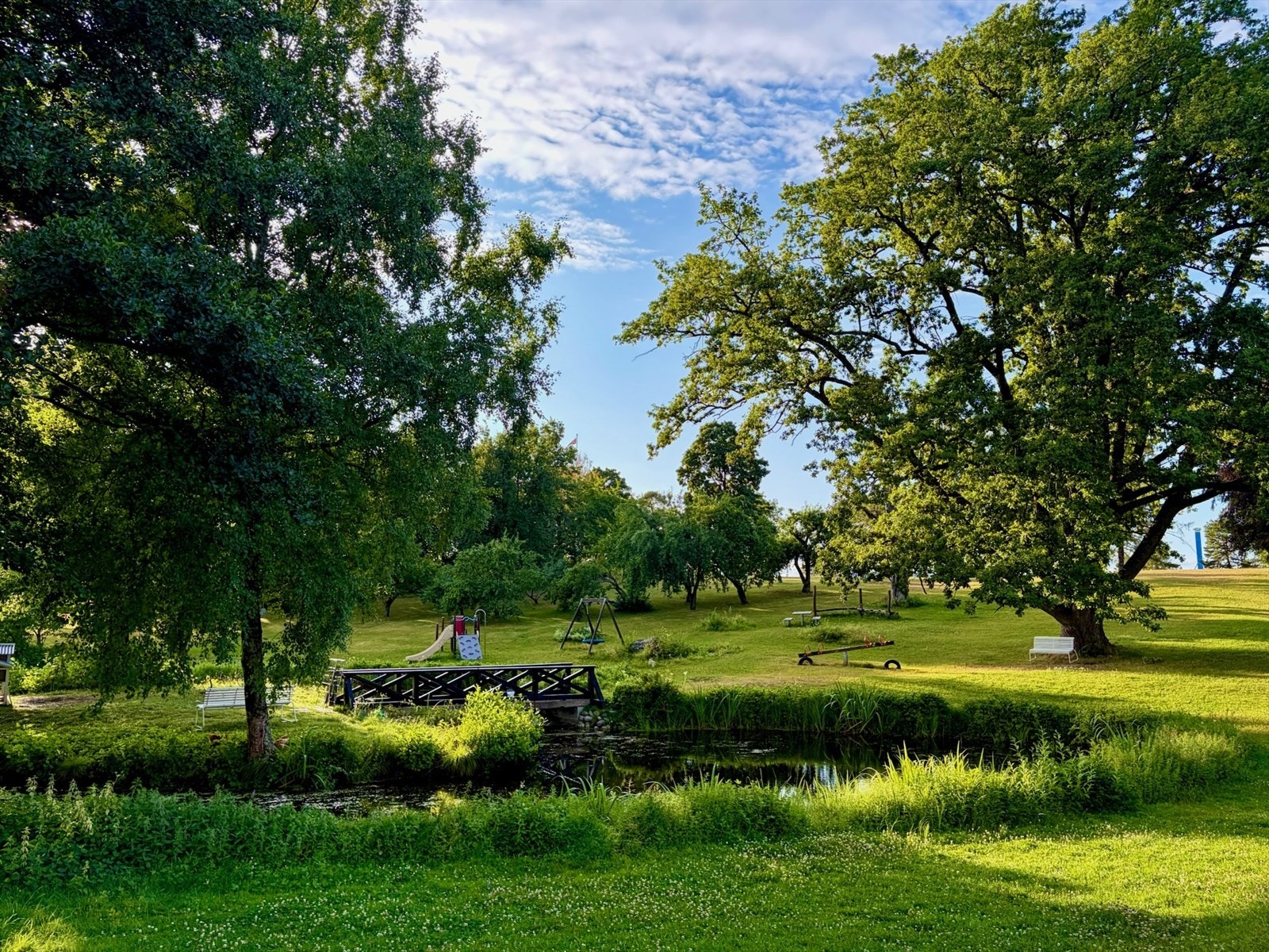 Cockhaven på Ormøya byr på vakre grøntområder, lekeplass og en hyggelig badestrand . Et perfekt sted for rekreasjon og familietid. Galleribilde