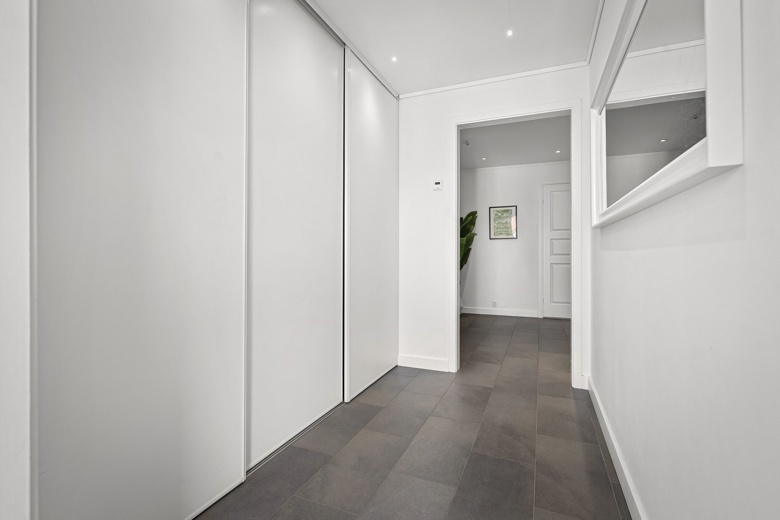 Entre med romslig skyvedørsgarderobe. I tillegg har boligen sportsbod ved inngangspart. Galleribilde