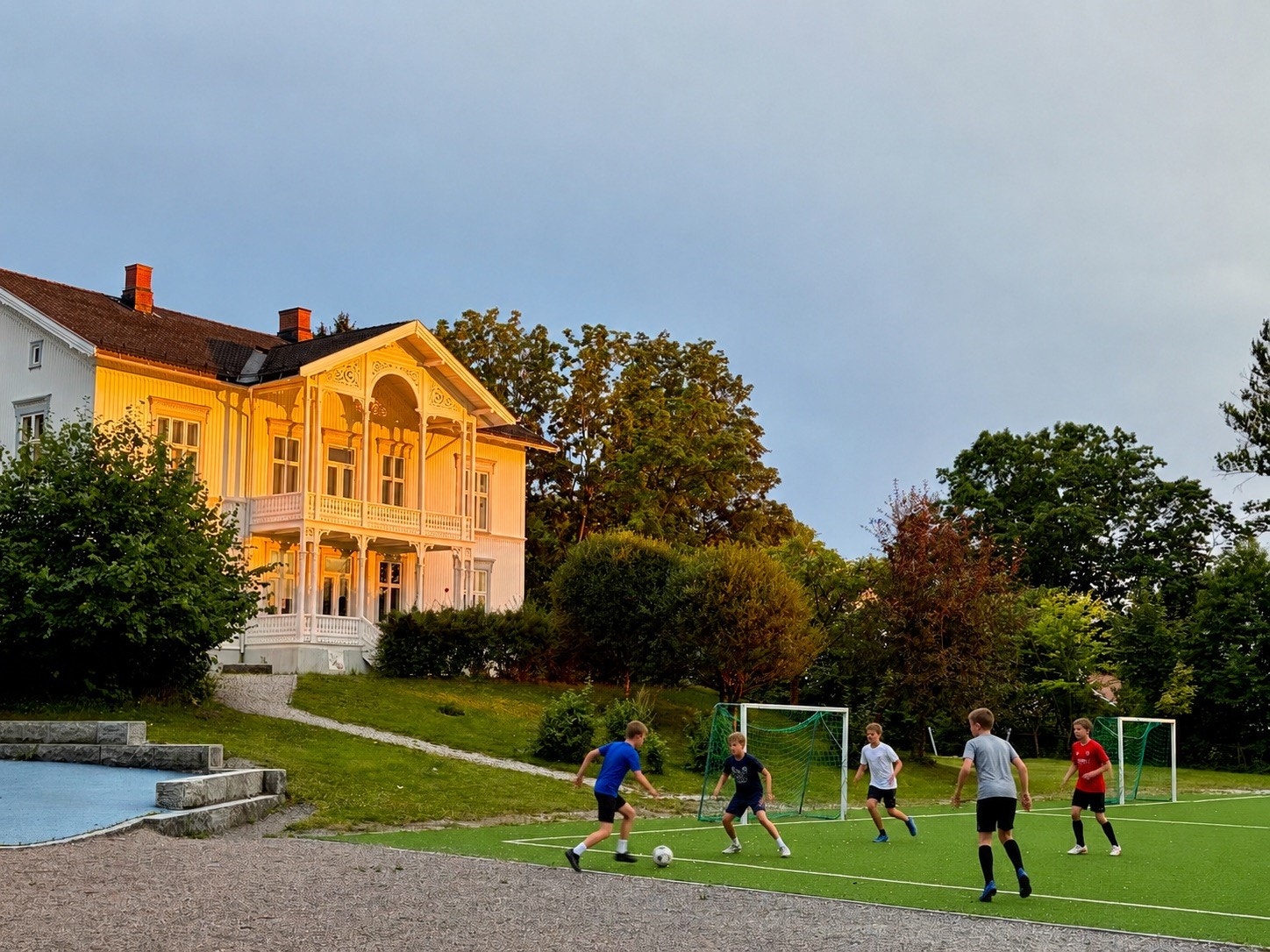 AKS holder til i den gamle statsministerboligen og er omgitt av lekeplasser, ballbinger og fotballbaner. Et flott nærmiljø for aktive barn. Galleribilde