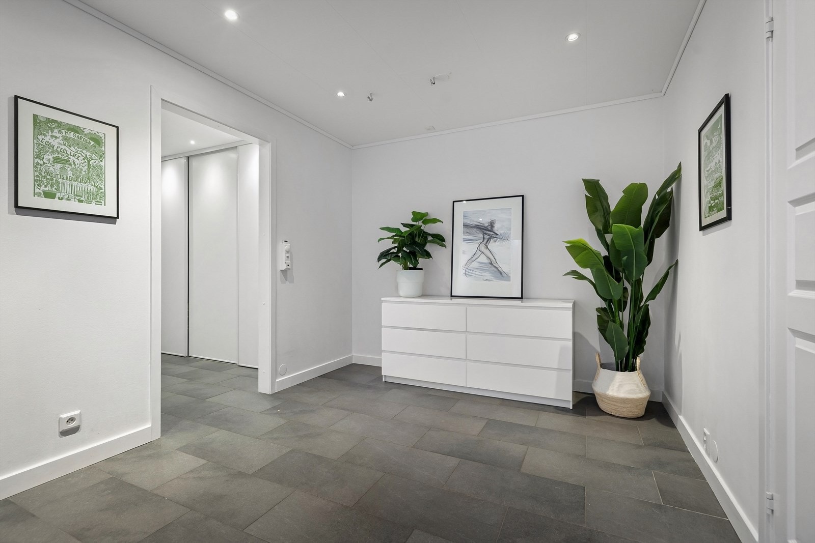 Romslig hall med adkomst fra entre med romslig skyvedørsgarderobe Galleribilde