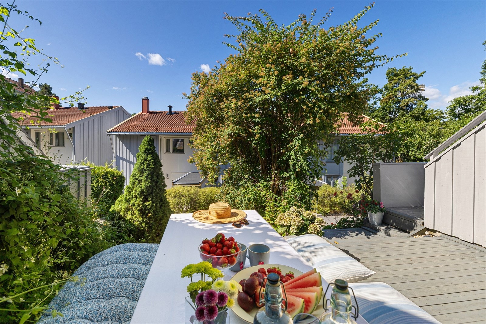 Romslig, solrik terrasse ved inngangsparti Galleribilde