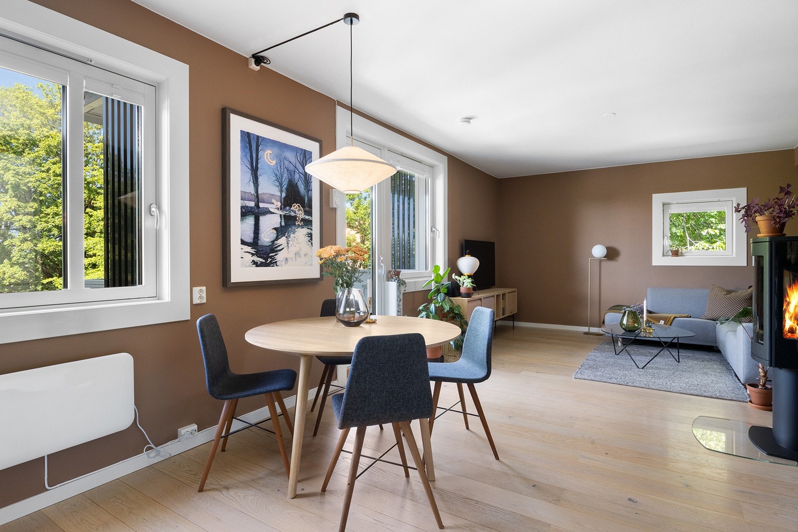 Stue med god plass til sofagruppe og spisebord Galleribilde