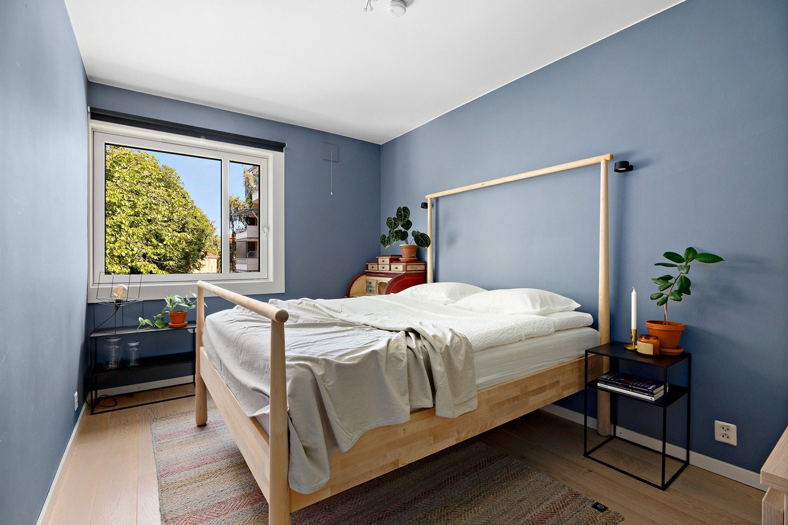 Soverom 1 med god plass til dobbeltseng, garderobe mm Galleribilde