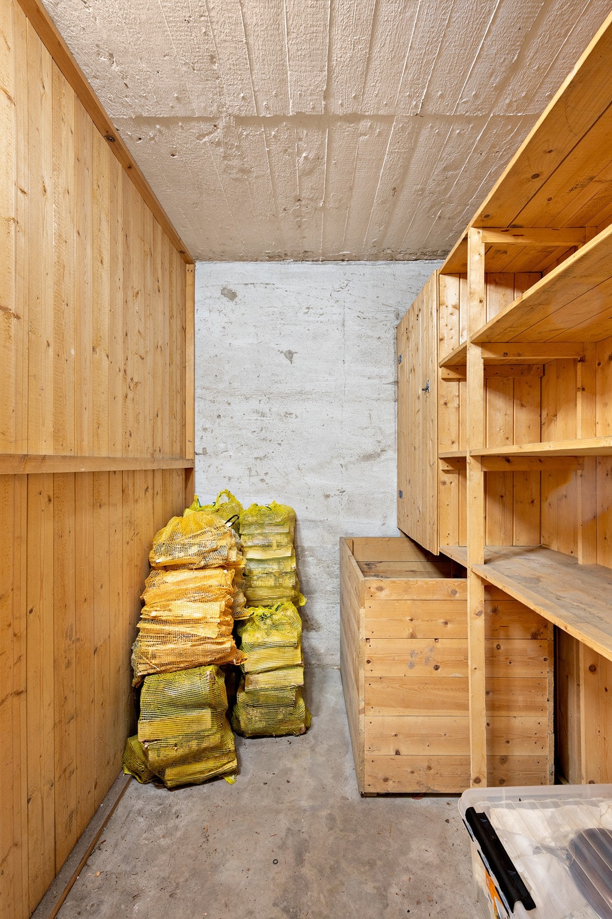 Boligen disponerer 3 boder Galleribilde