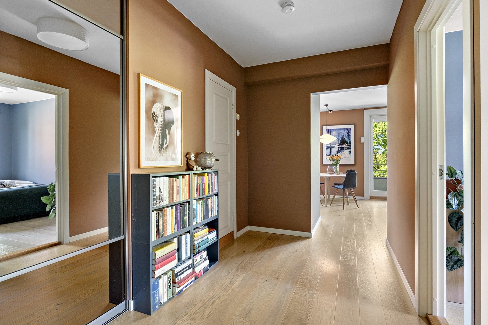 Romslig gang med skyvedørsgarderobe Galleribilde