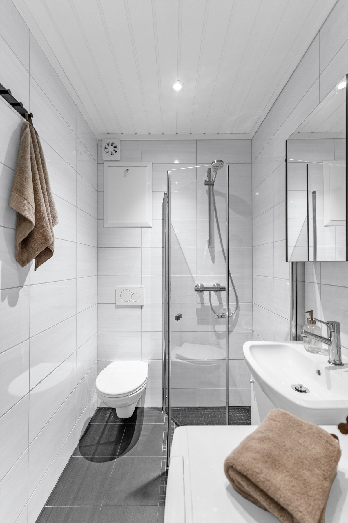 Stilrent bad med lyse flater Galleribilde
