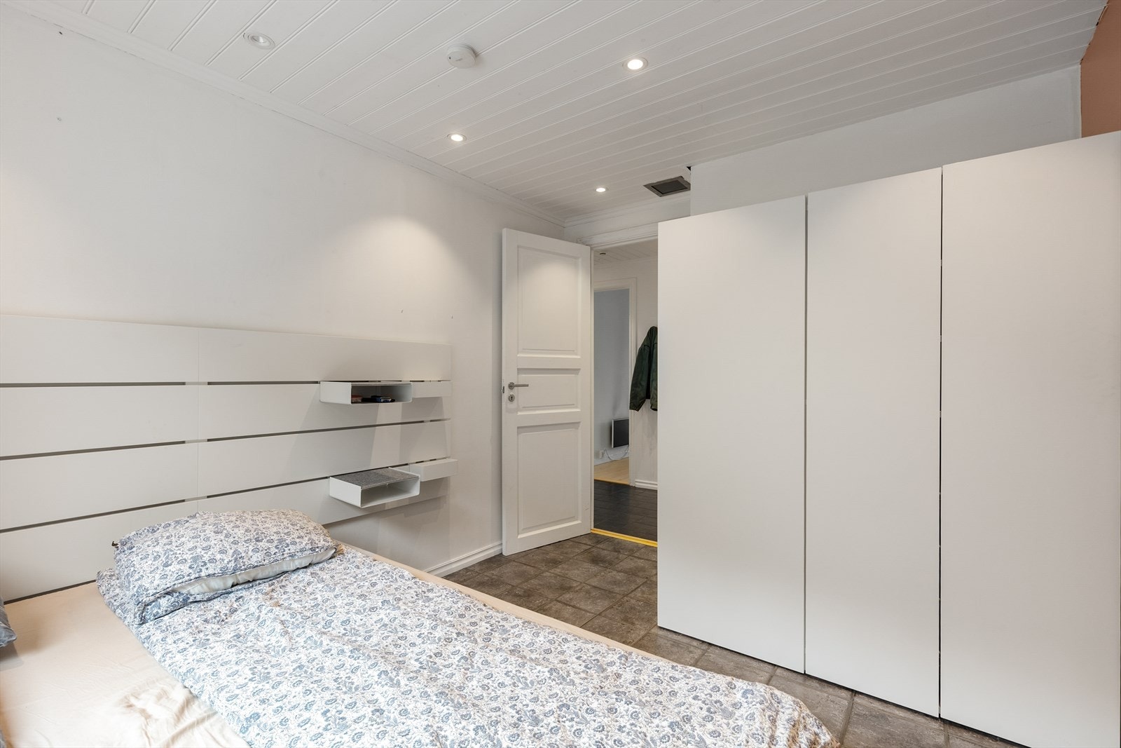 God plass til garderobeskap for oppbevaring. Galleribilde
