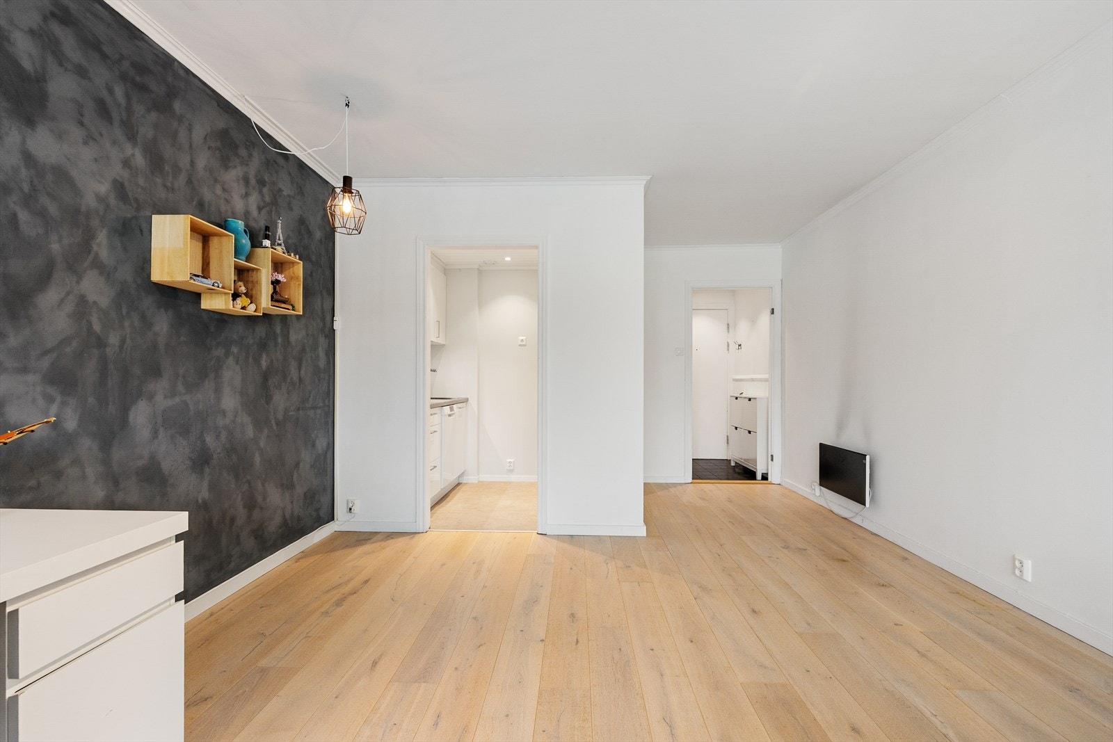 Lyse, malte flater på veggene gir et nøytralt og godt utgangspunkt for egen innredning. Galleribilde