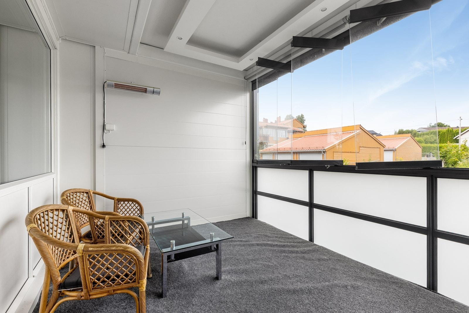 Leiligheten har en innglasset balkong på 11 m² fra 2022, som utvider stuen. Galleribilde