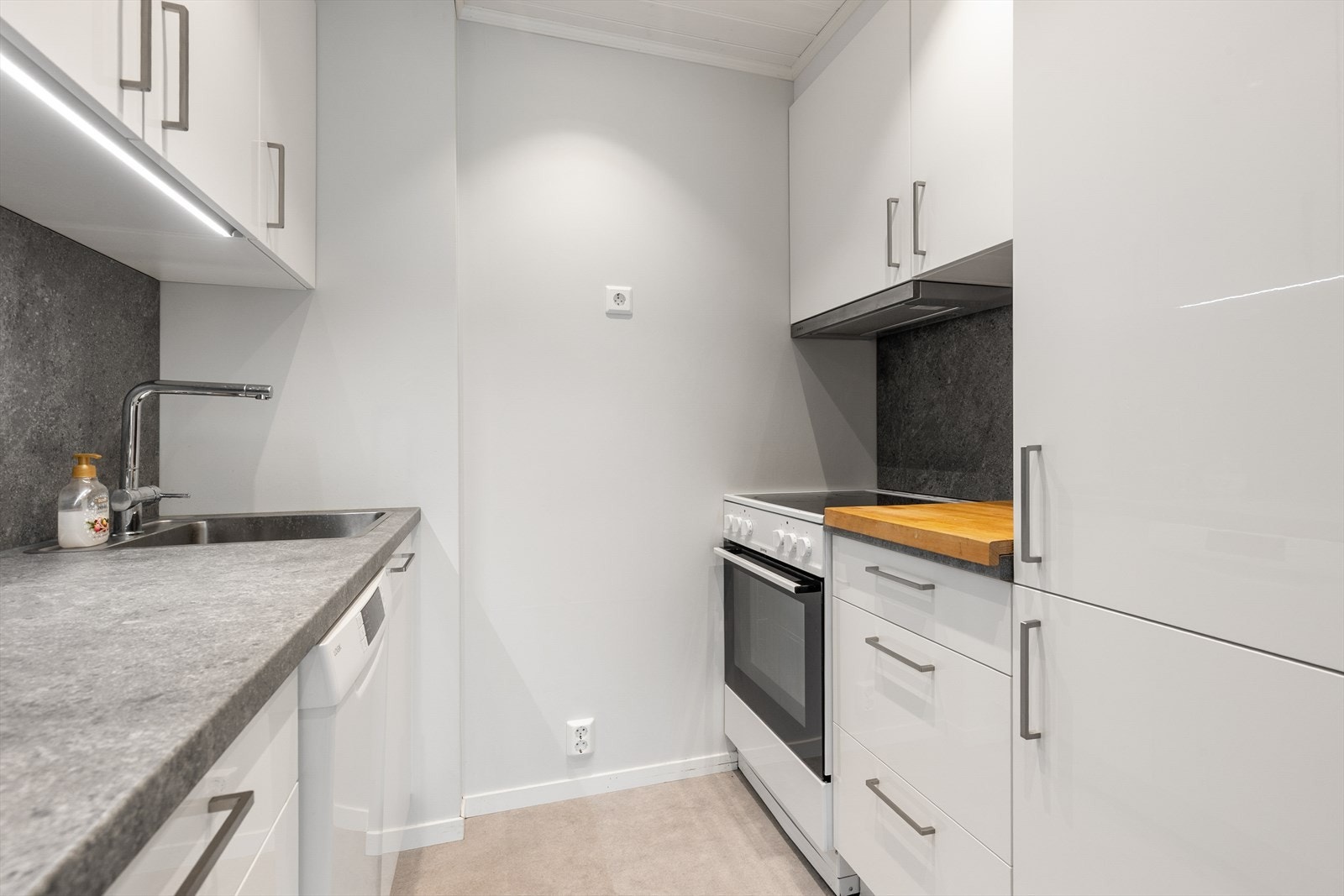 Kjøkkenventilator med kullfilter og mekanisk ventilasjon. Galleribilde