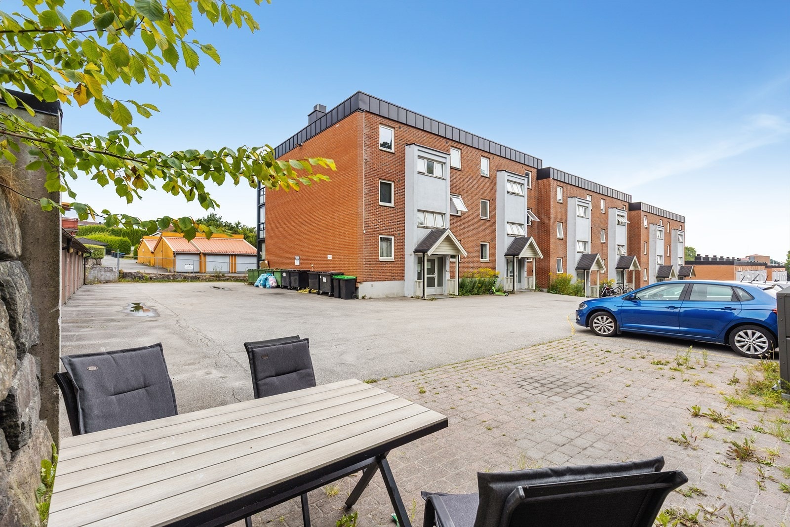 Borettslaget har rikelig med parkeringsplasser. To boder i kjelleren medfølger. Galleribilde