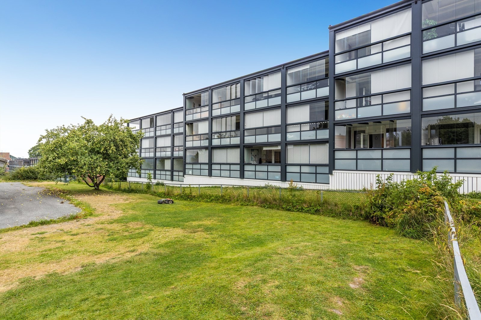 Leiligheten ligger sentralt til på Skrukkerød, like ved sykehuset i Porsgrunn. Galleribilde