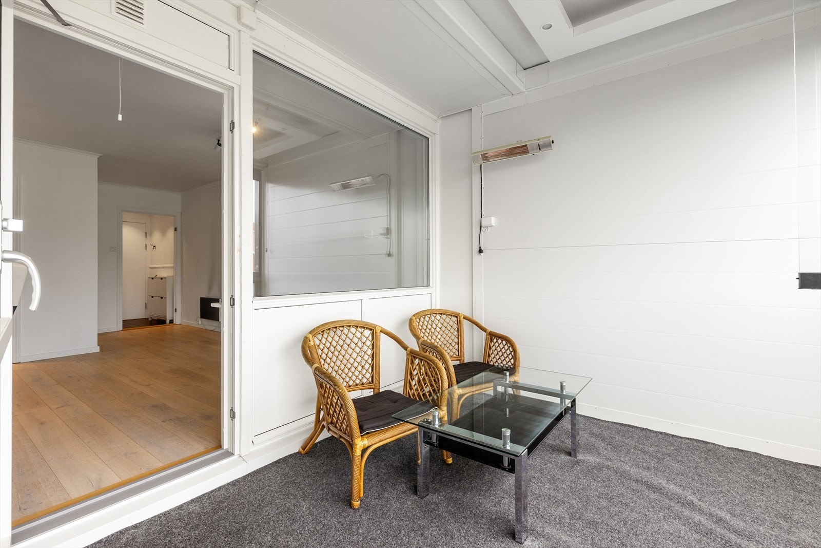 Den innglassede balkongen gir ly for vær og vind, med plass til sittegruppe. Galleribilde