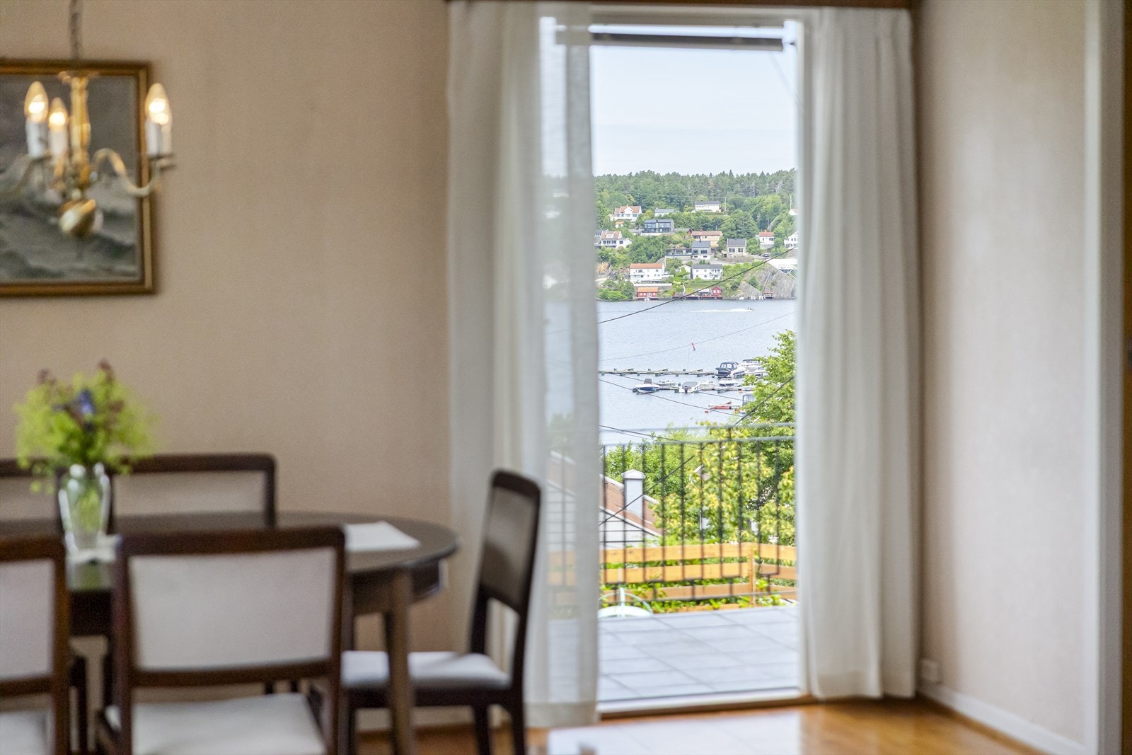 Romslig stue med utgang til solrik terrasse med utsikt mot Hølen. Galleribilde