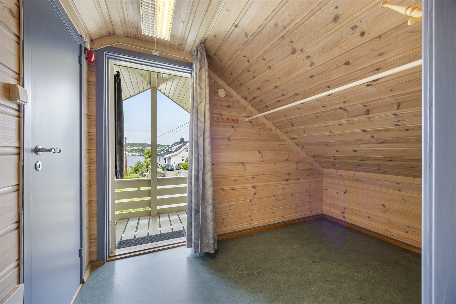 Loft med tilgang fra utvendig tretrapp. Vindfang.
Det foreligger ikke godkjente bygningstegninger av det innredede loftet, og er ikke godkjent for varig opphold, Galleribilde
