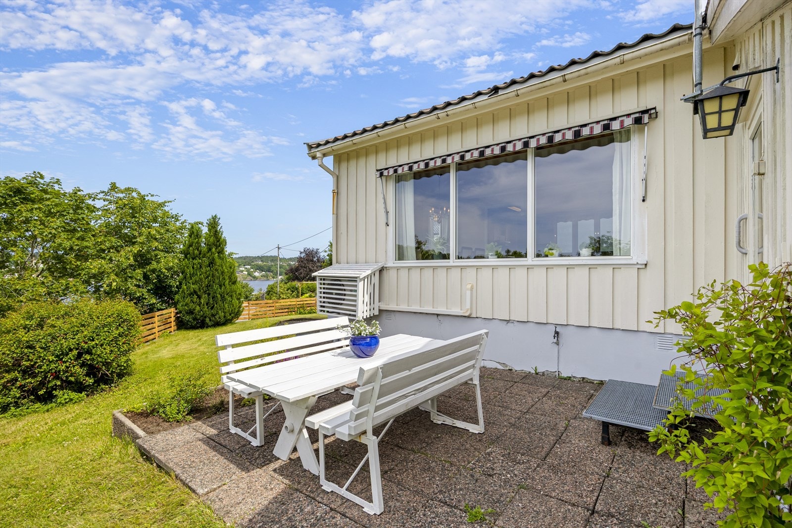 Fin og lun uteplass med tilgang fra peisestuen. Galleribilde