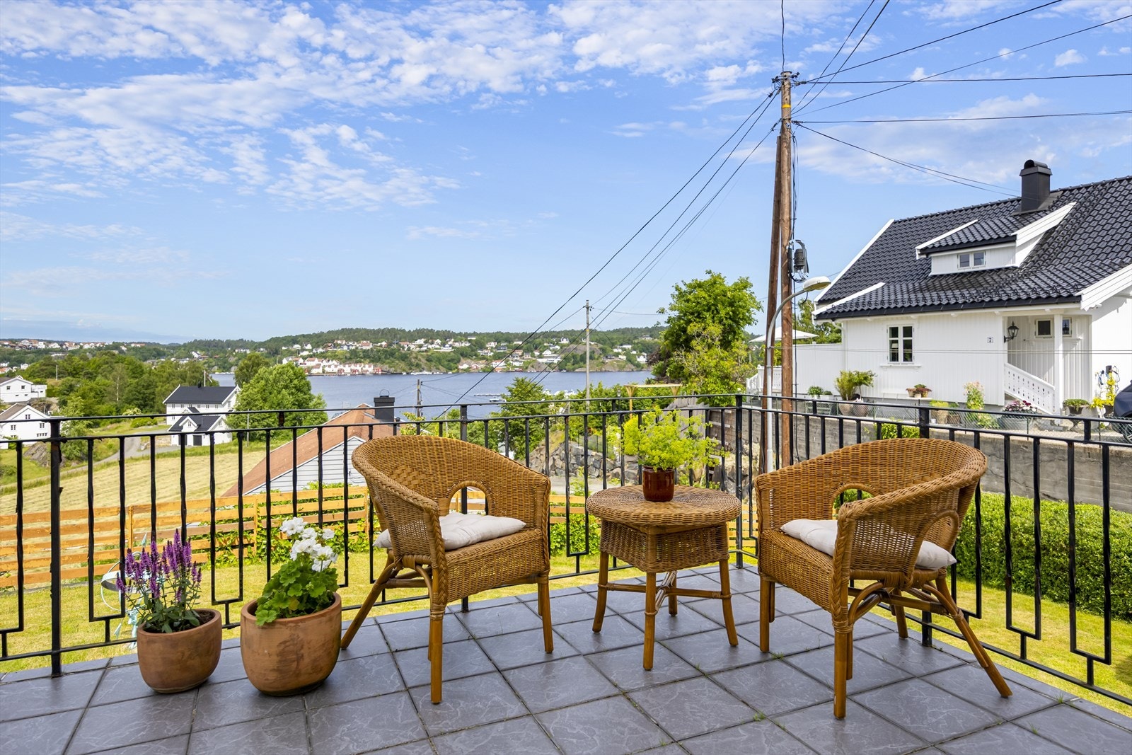Terrasse med nydelig utsikt mot Hølen. Meget solrikt. Galleribilde