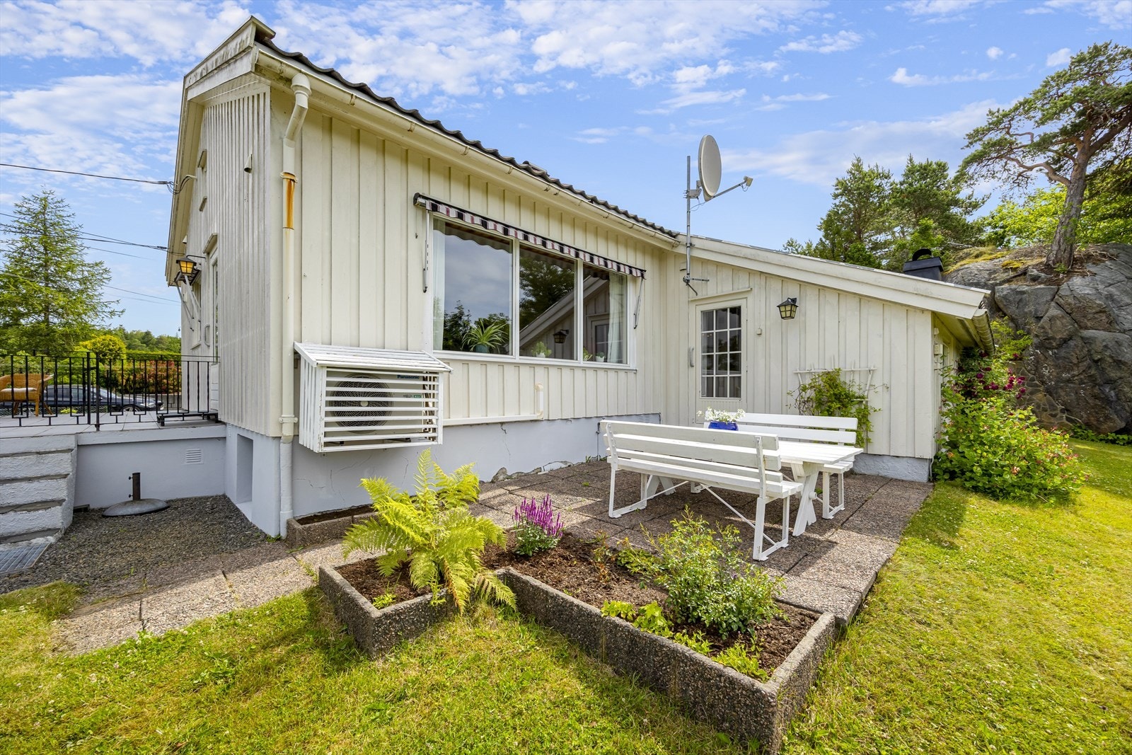 Fin og lun uteplass med tilgang fra peisestuen. Galleribilde