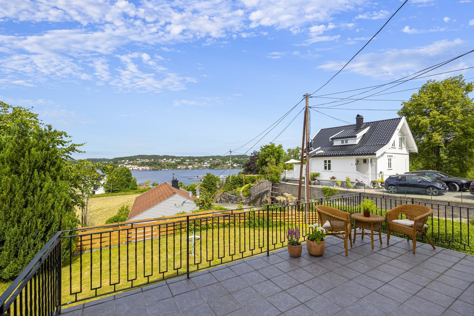 Terrasse med nydelig utsikt mot Hølen. Meget solrikt. Galleribilde