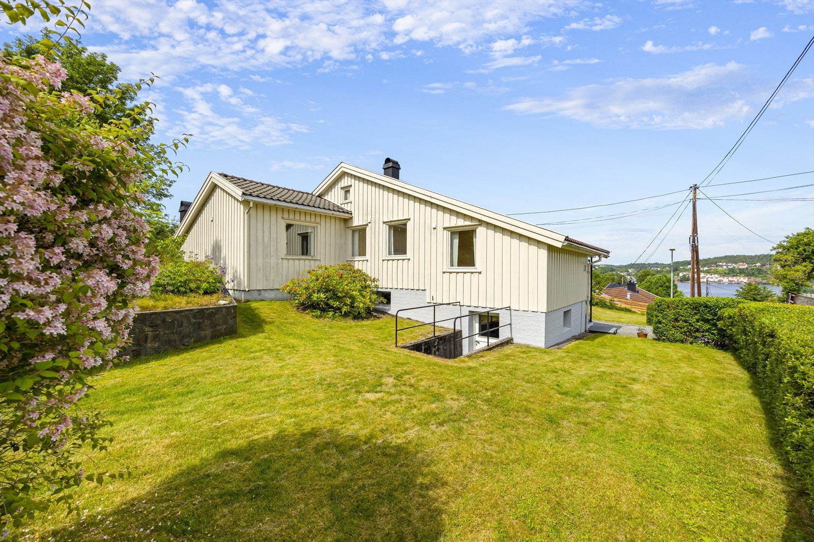 Pent opparbeidet tomt rundt boligen. Galleribilde