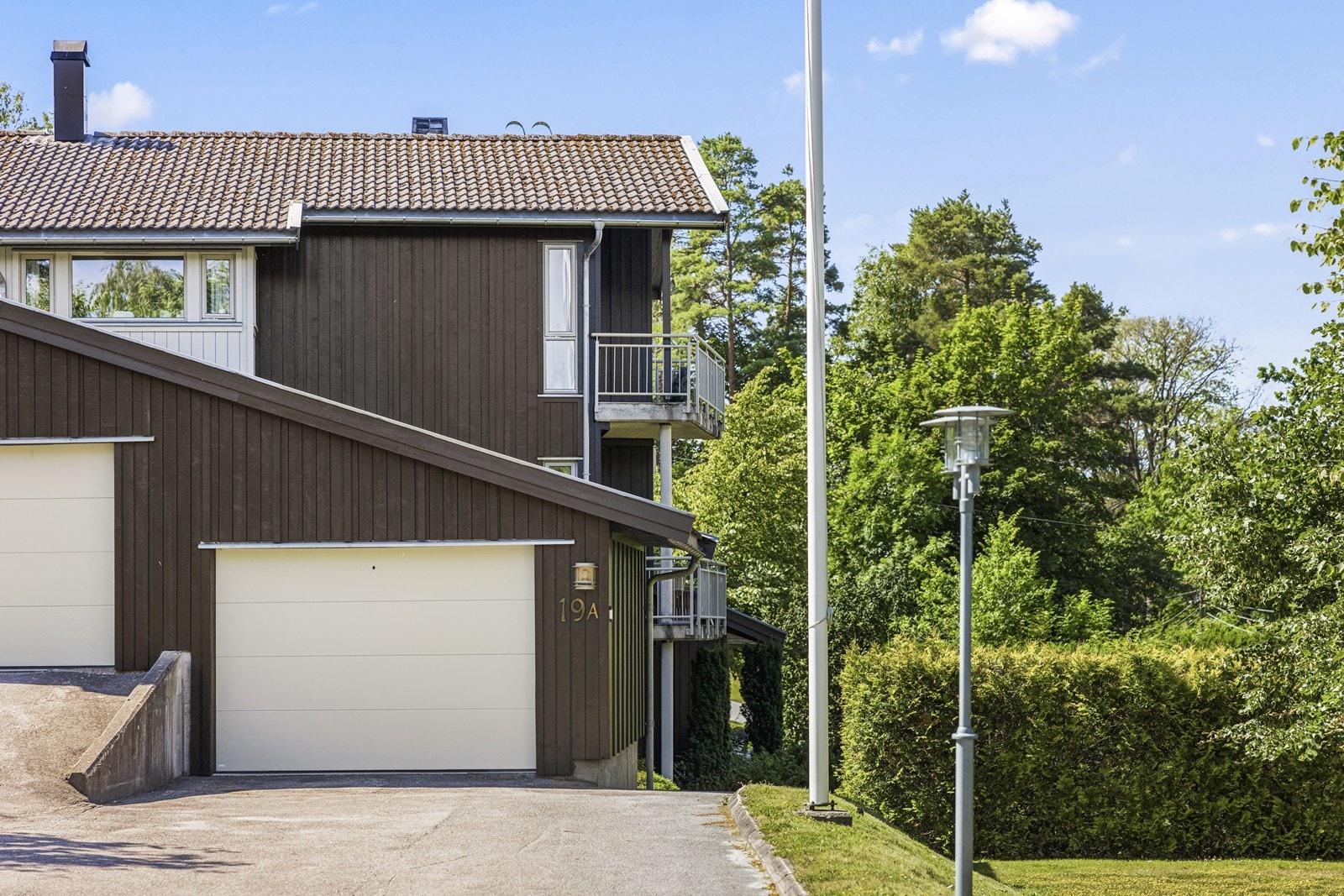 Enkel og trappefri adkomst mellom leiligheten i 1. etasje og garasjen, som ligger rett ved inngangspartiet til leiligheten Galleribilde