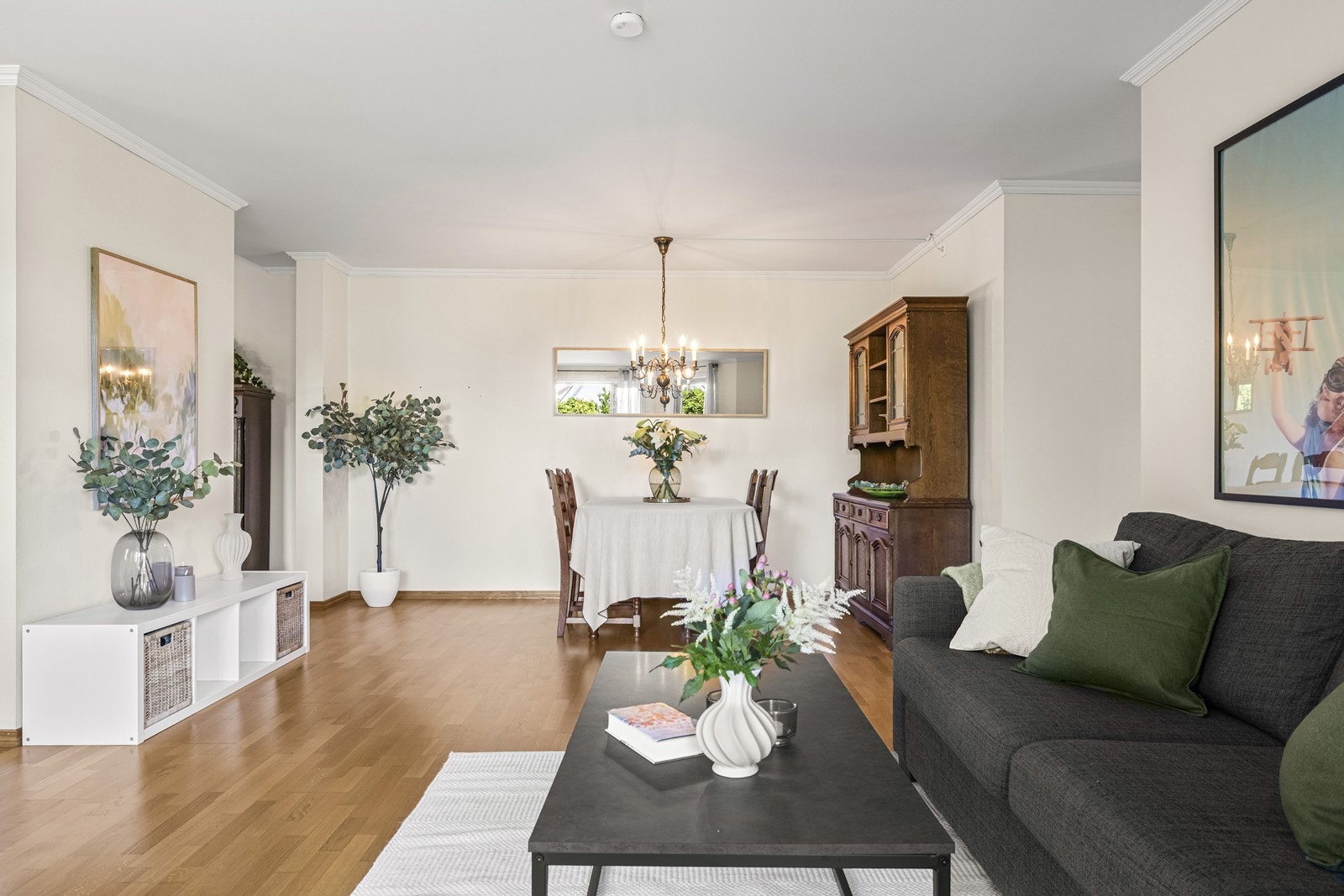 Stuen har god plass til både en romslig sofagruppe og en egen spisestuedel. Galleribilde