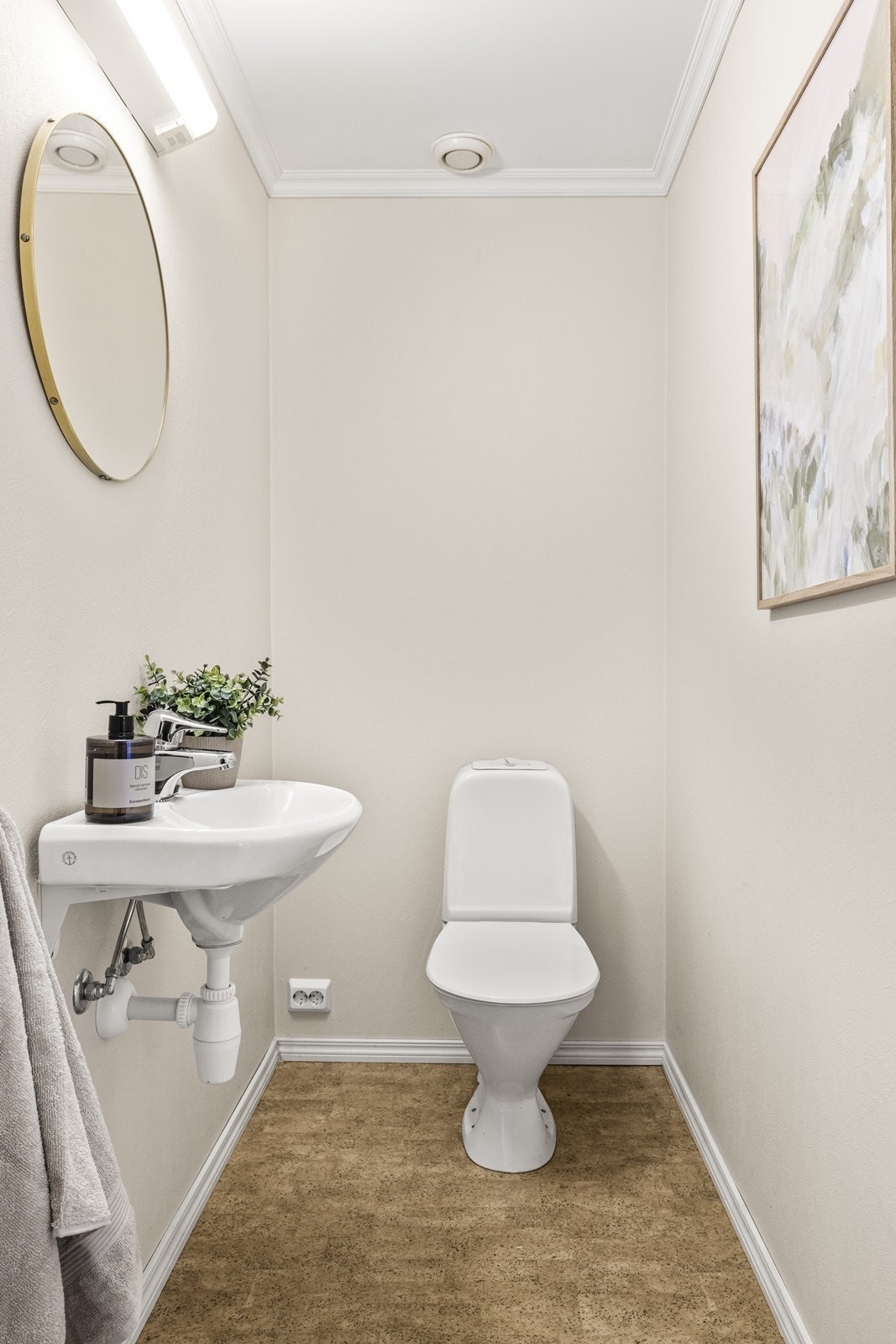 I tillegg til wc på badet, har leiligheten et separat toalettrom med servant. Galleribilde