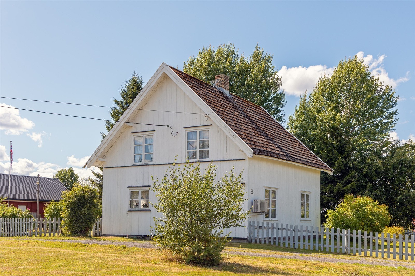 Taket er tekket med takstein og takplater, lagt rundt 1960. Galleribilde