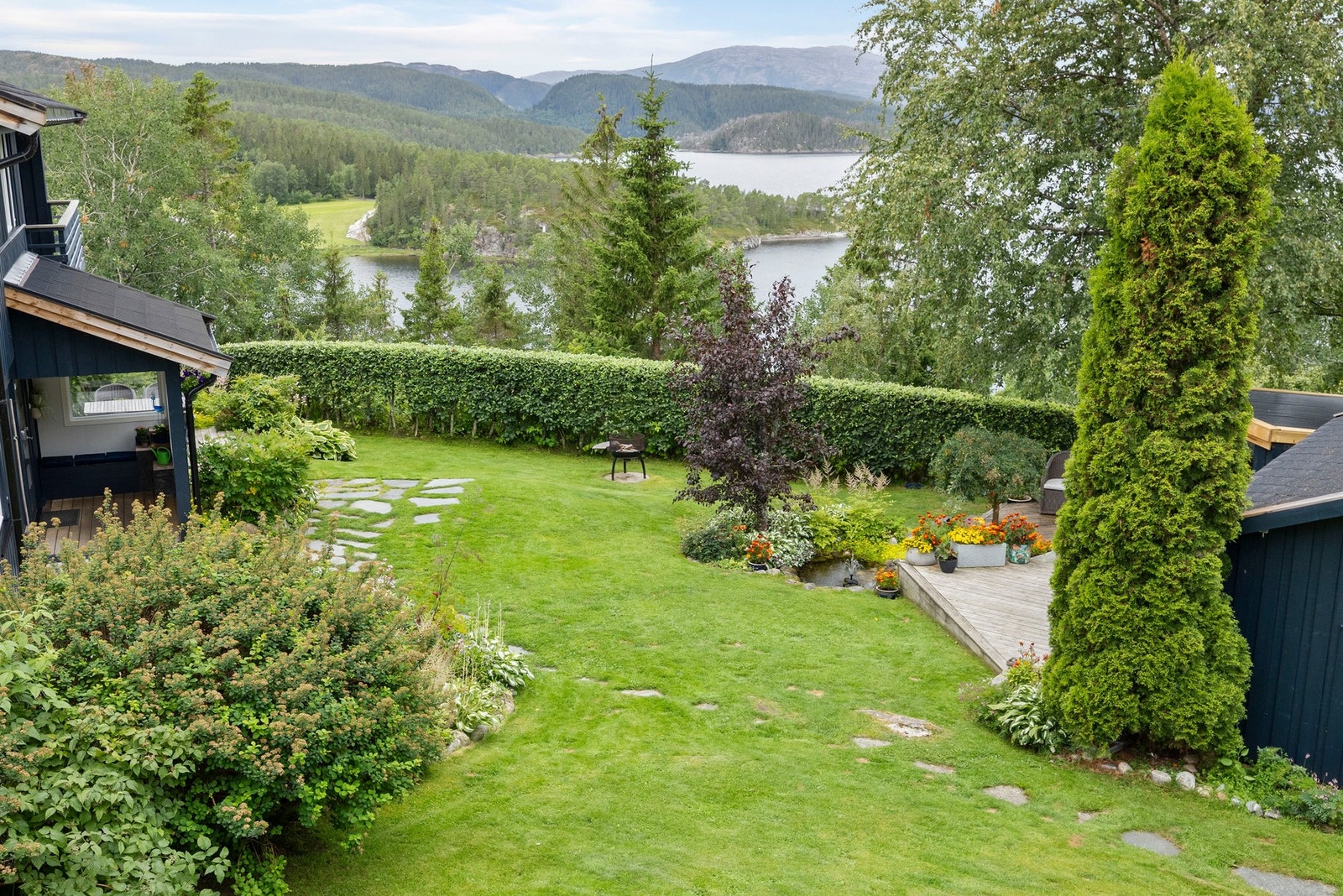 Den frodige hagen gir rom for både lek, avslapning og hyggelige stunder for hele familien... Galleribilde