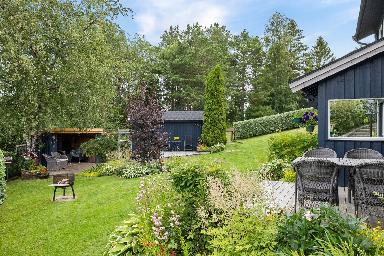 Koselig liten gapahuk som tilfører hagen en ekstra sjarm. Sol fra morgen til kveld! Galleribilde