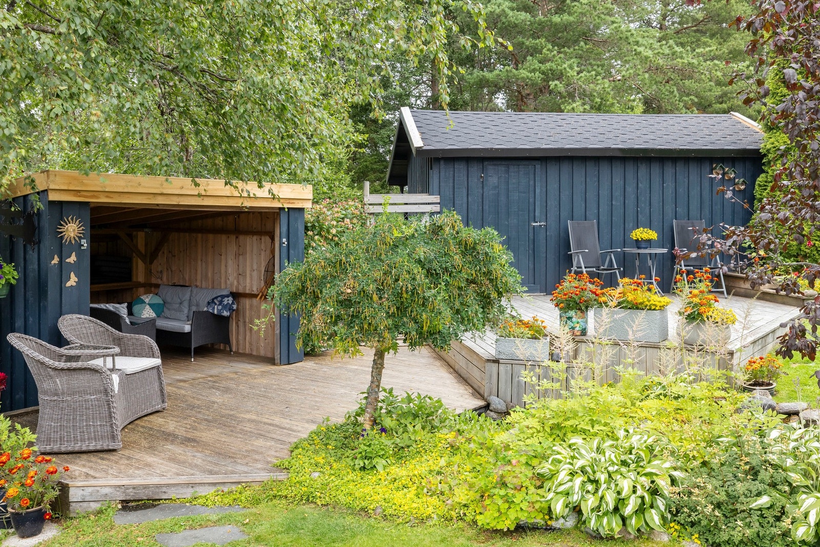 Praktisk uthus med god oppbevaringsplass Galleribilde