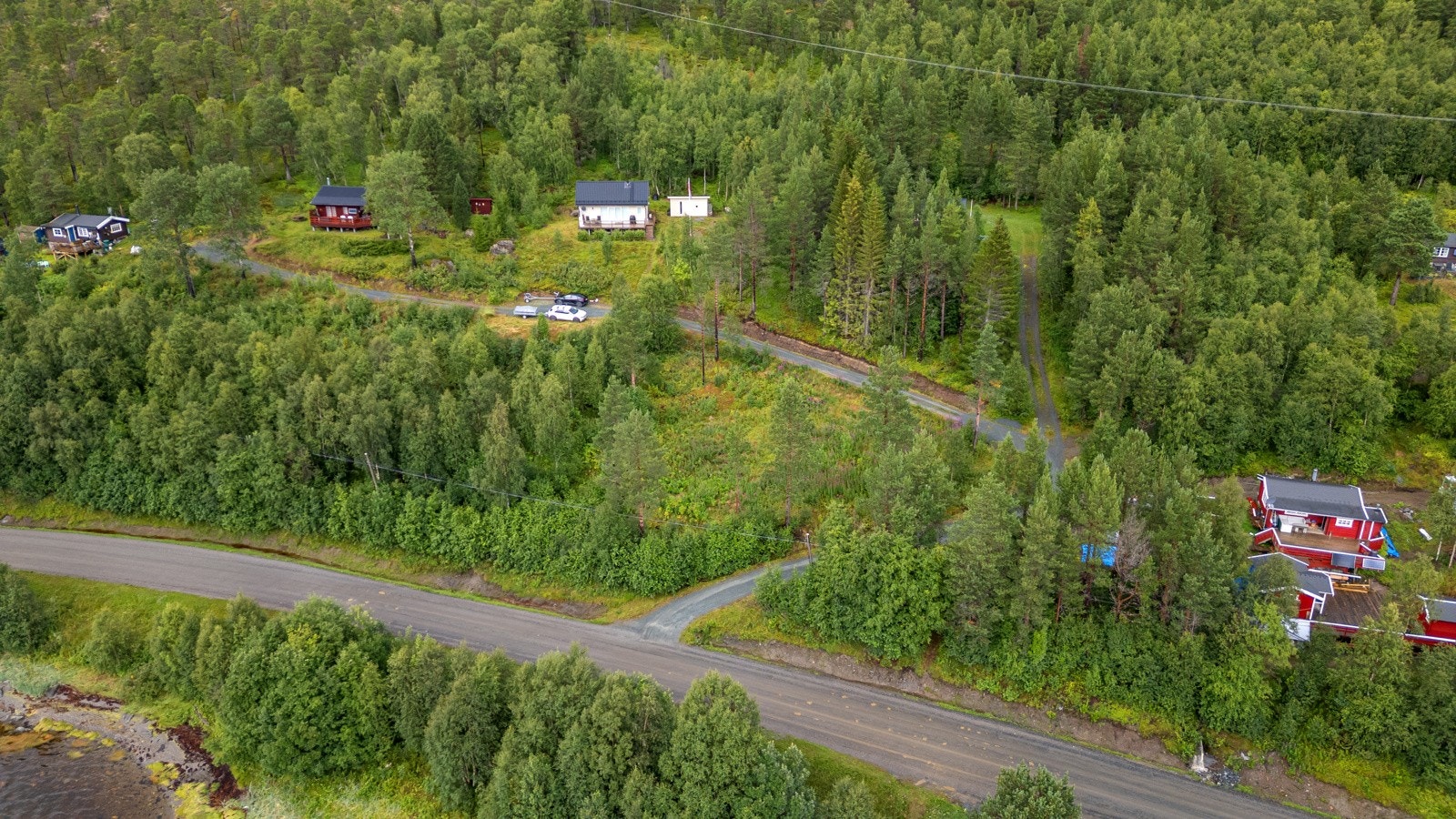 Eiendommen ligger i rolige og naturskjønne omgivelser, omgitt av storslått nordnorsk natur.