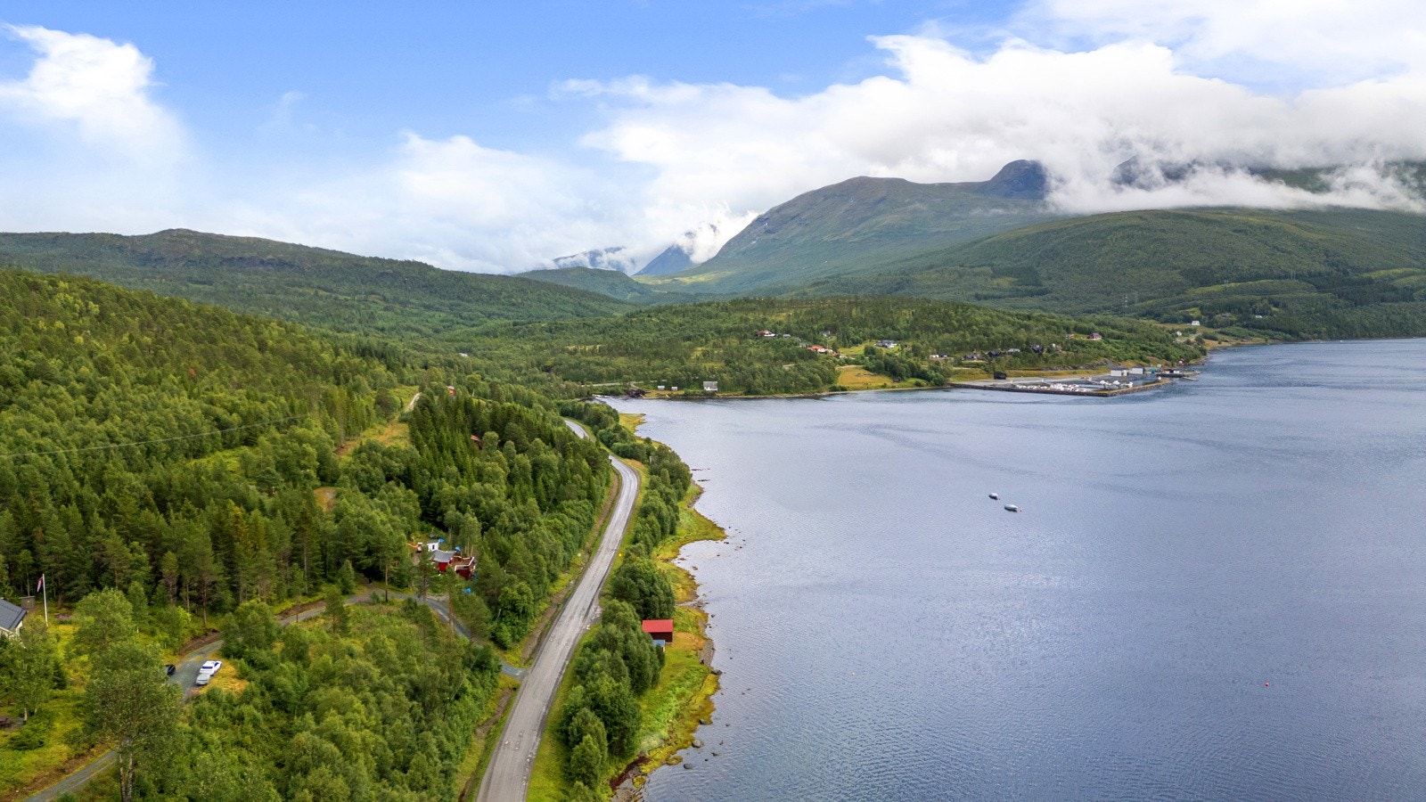 Nærhet til både sjø og fjell.